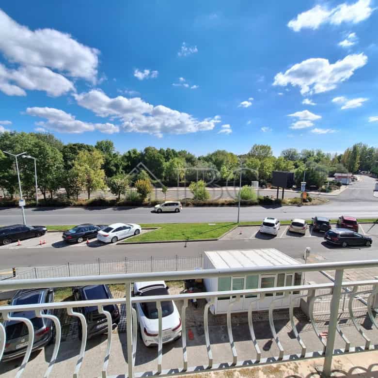 Bright 2-bedroom apartment overlooking the pool at Breeze complex, Sunny Beach.