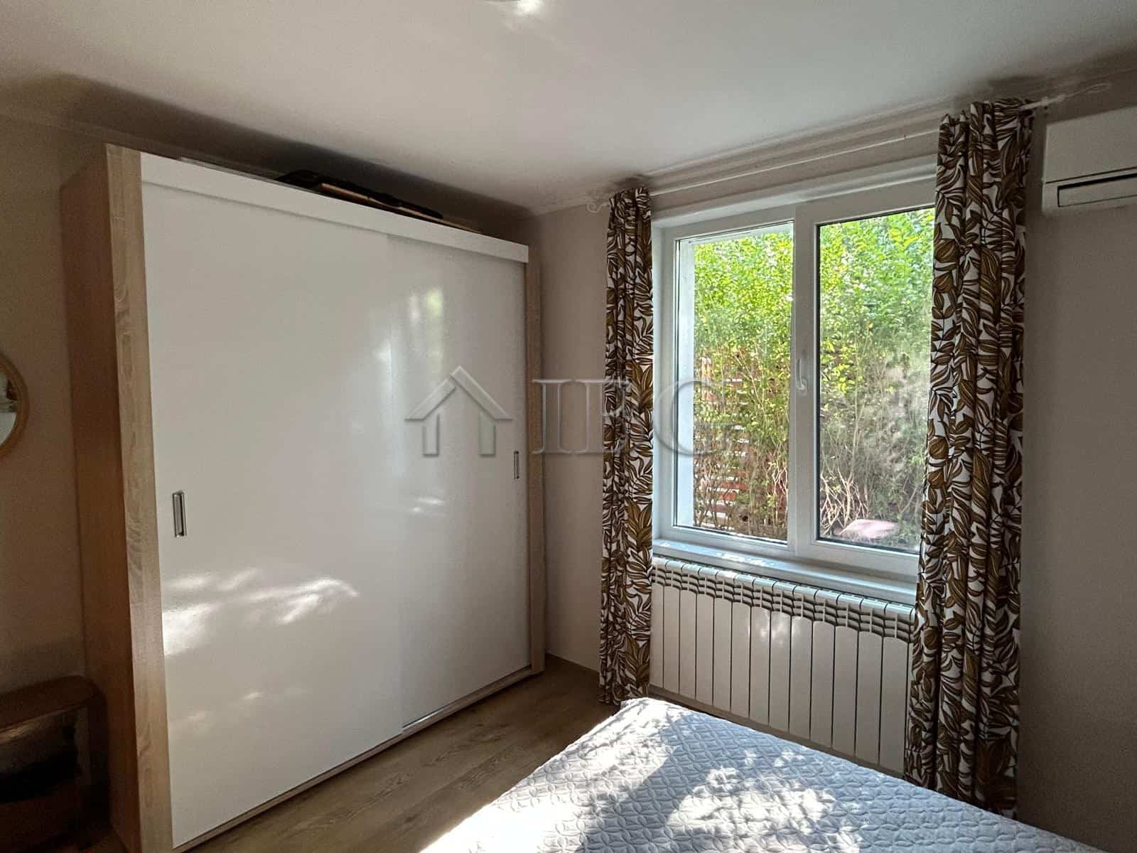 Renovated 3-bedroom house just 5 km from the sea in Kamenar district, Pomorie, with bright interiors.