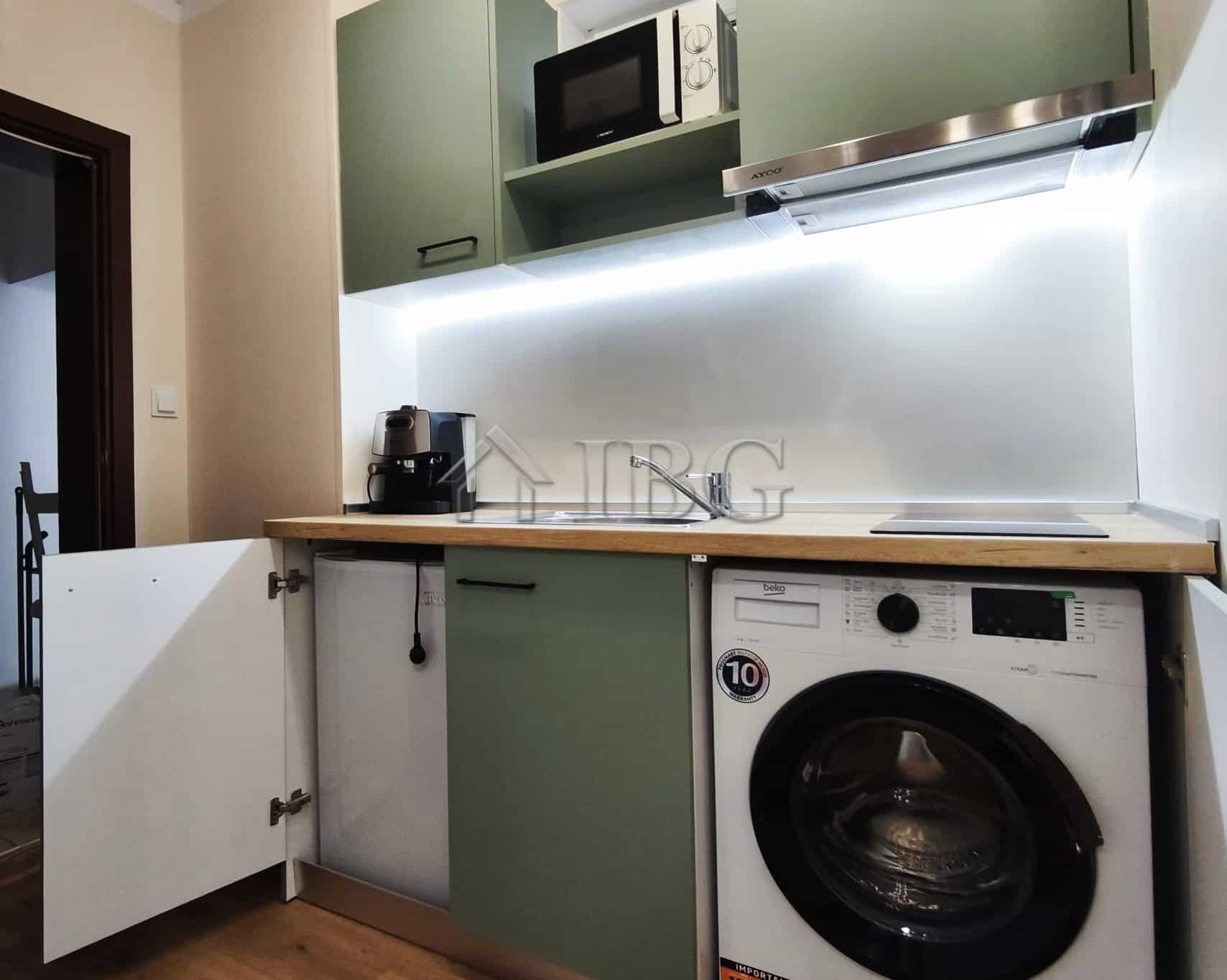 Furnished studio with balcony and sea view in Sveti Vlas, featuring a compact kitchen and modern app.