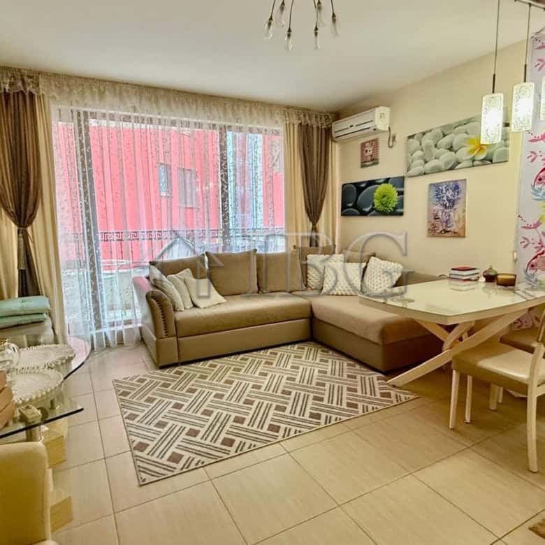 Spacious 2-bedroom apartment featuring direct access to the beach, perfect for relaxing seaside livi.