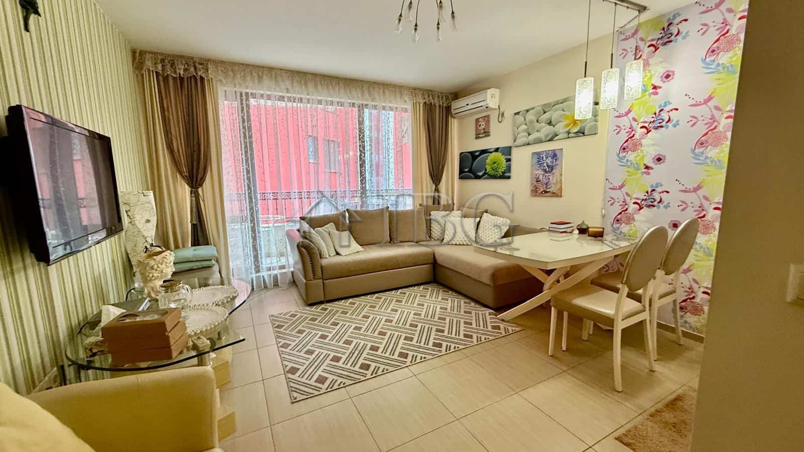 Spacious 2-bedroom apartment featuring direct access to the beach, perfect for relaxing seaside livi.