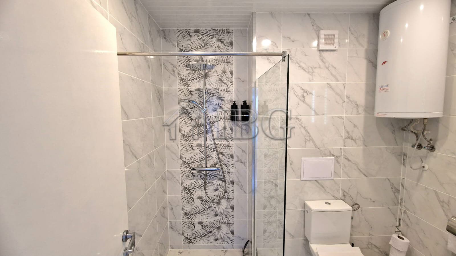 Bright renovated apartment featuring a spacious terrace and stunning sea views in Sveti Vlas.