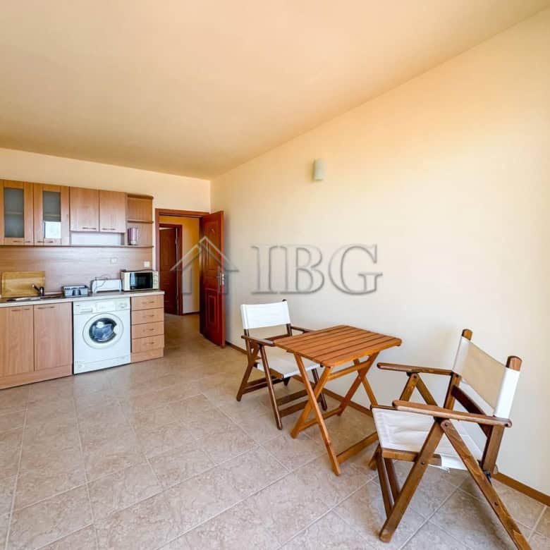 Interior of a 1-bedroom apartment with sea view, kitchen and dining area in Sveti Vlas.
