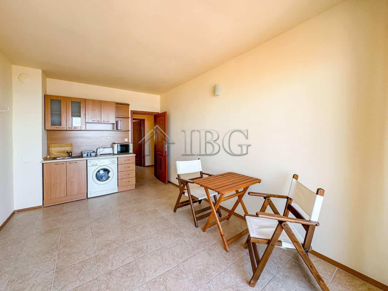 Interior of a 1-bedroom apartment with sea view, kitchen and dining area in Sveti Vlas.