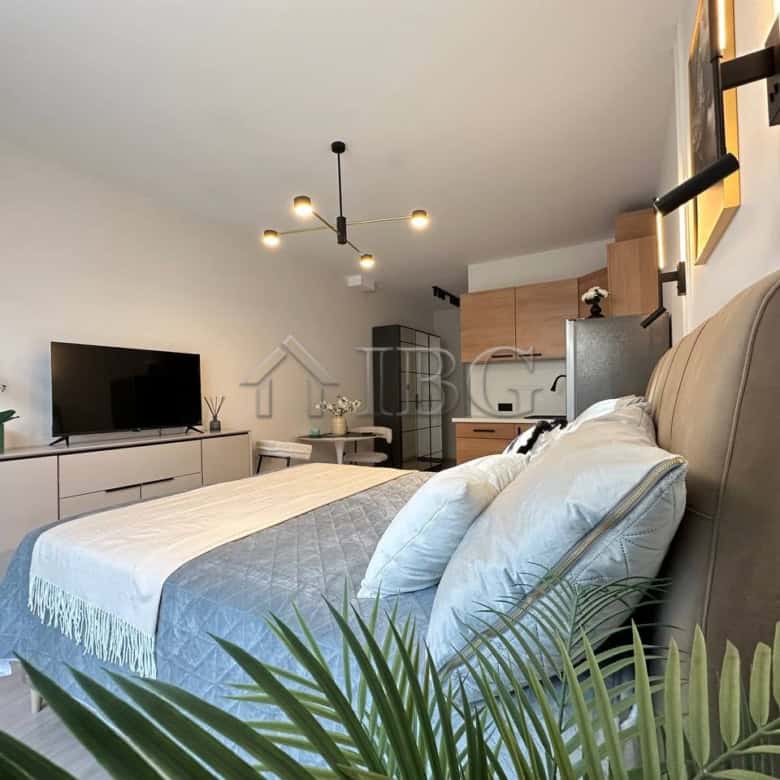 Bright studio apartment in Panorama Bay 2, Sveti Vlas, featuring contemporary decor and a compact ki.
