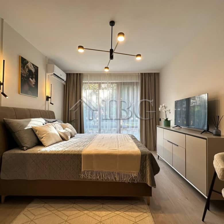 Bright studio apartment with contemporary decor in Panorama Bay 2, Sveti Vlas, featuring a cozy slee.