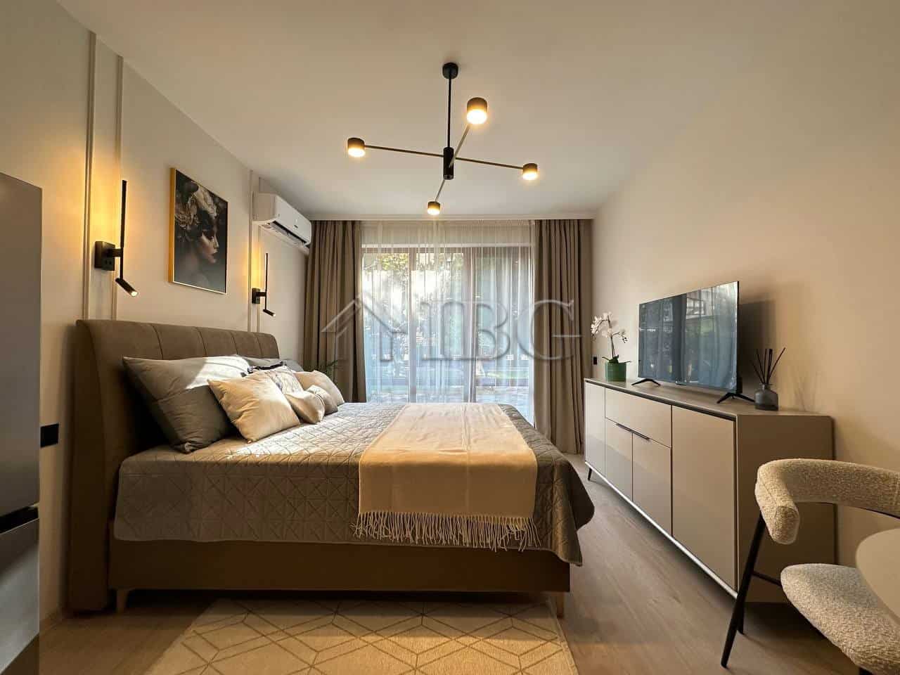 Bright studio apartment with contemporary decor in Panorama Bay 2, Sveti Vlas, featuring a cozy slee.
