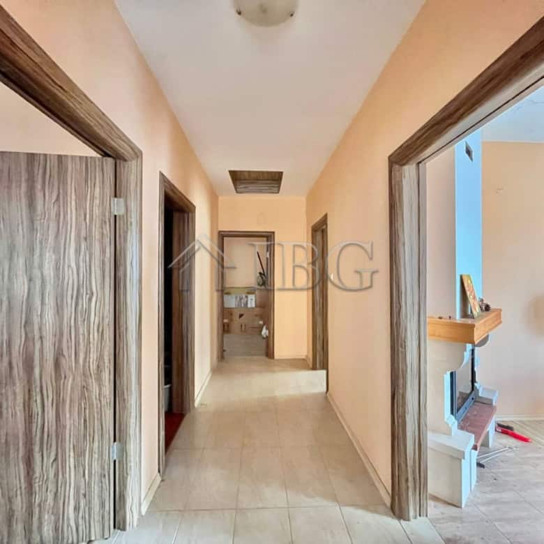Detached House with Pool, No Maintenance Fee.