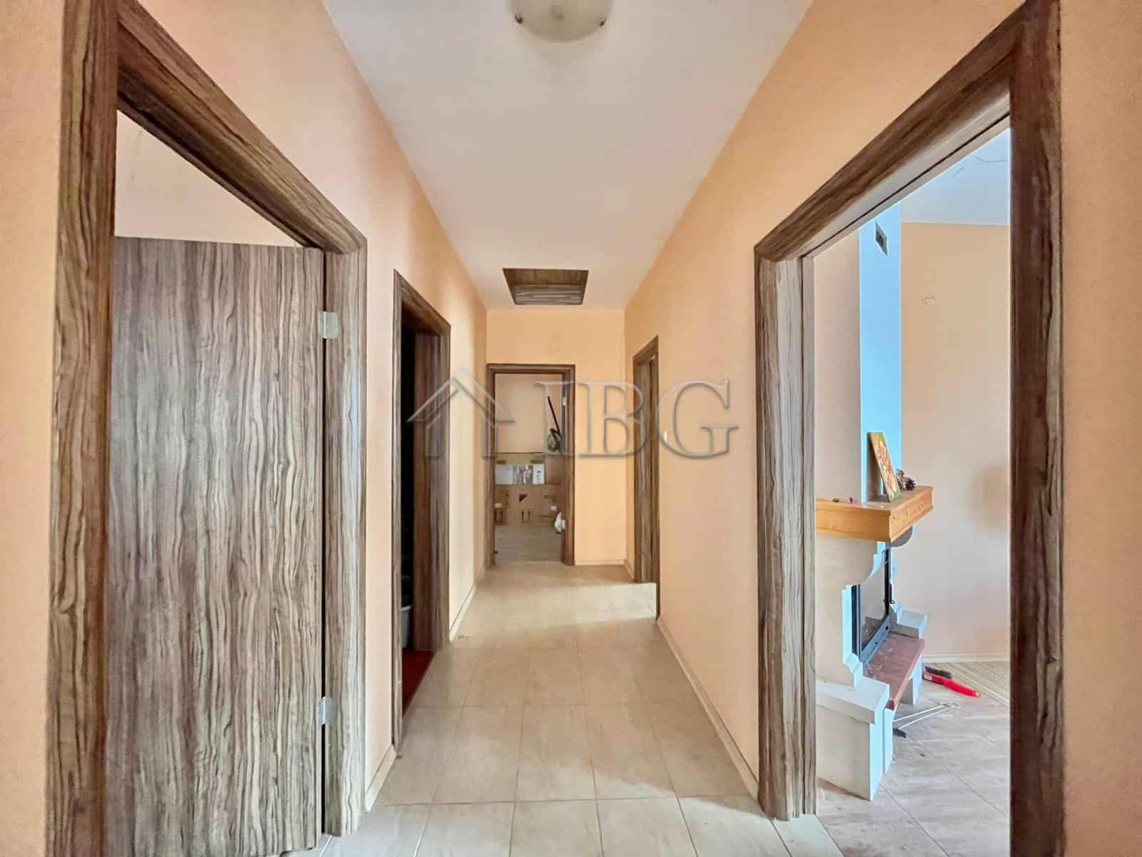 Detached House with Pool, No Maintenance Fee.