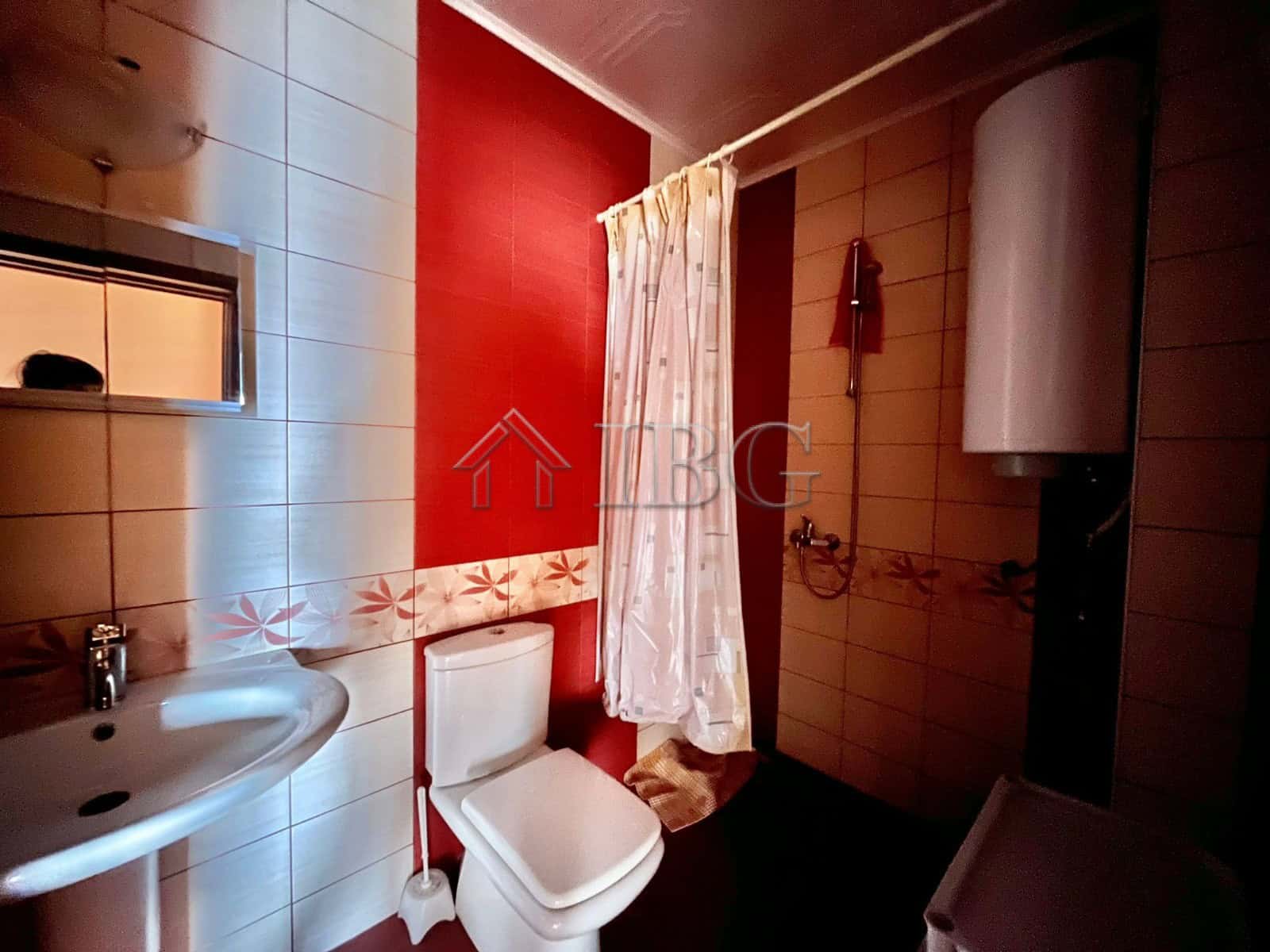 Bright bathroom in a detached house with pool, no maintenance fee, located in Goritsa Village.
