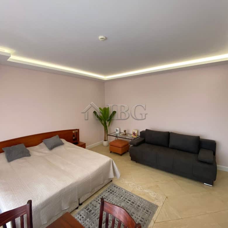 Bright studio with pool view in Palazzo complex, Sunny Beach. Modern interior, comfortable furnishin.