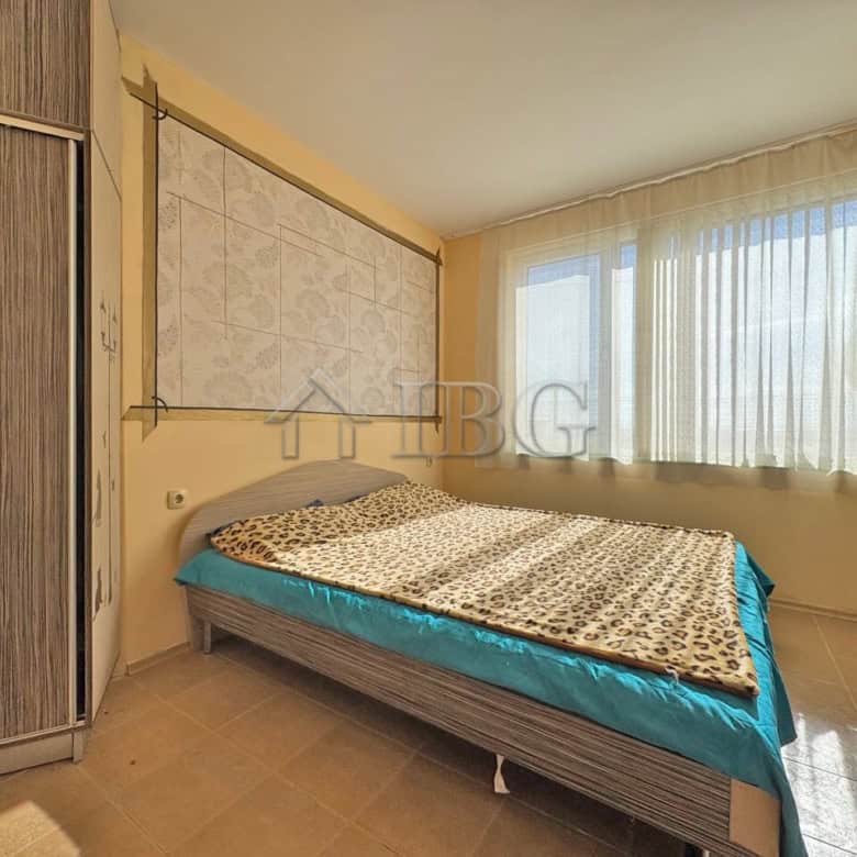 Sea view one-bedroom apartment in Anna Maria complex, Kosharitsa. Bright interior with large windows.