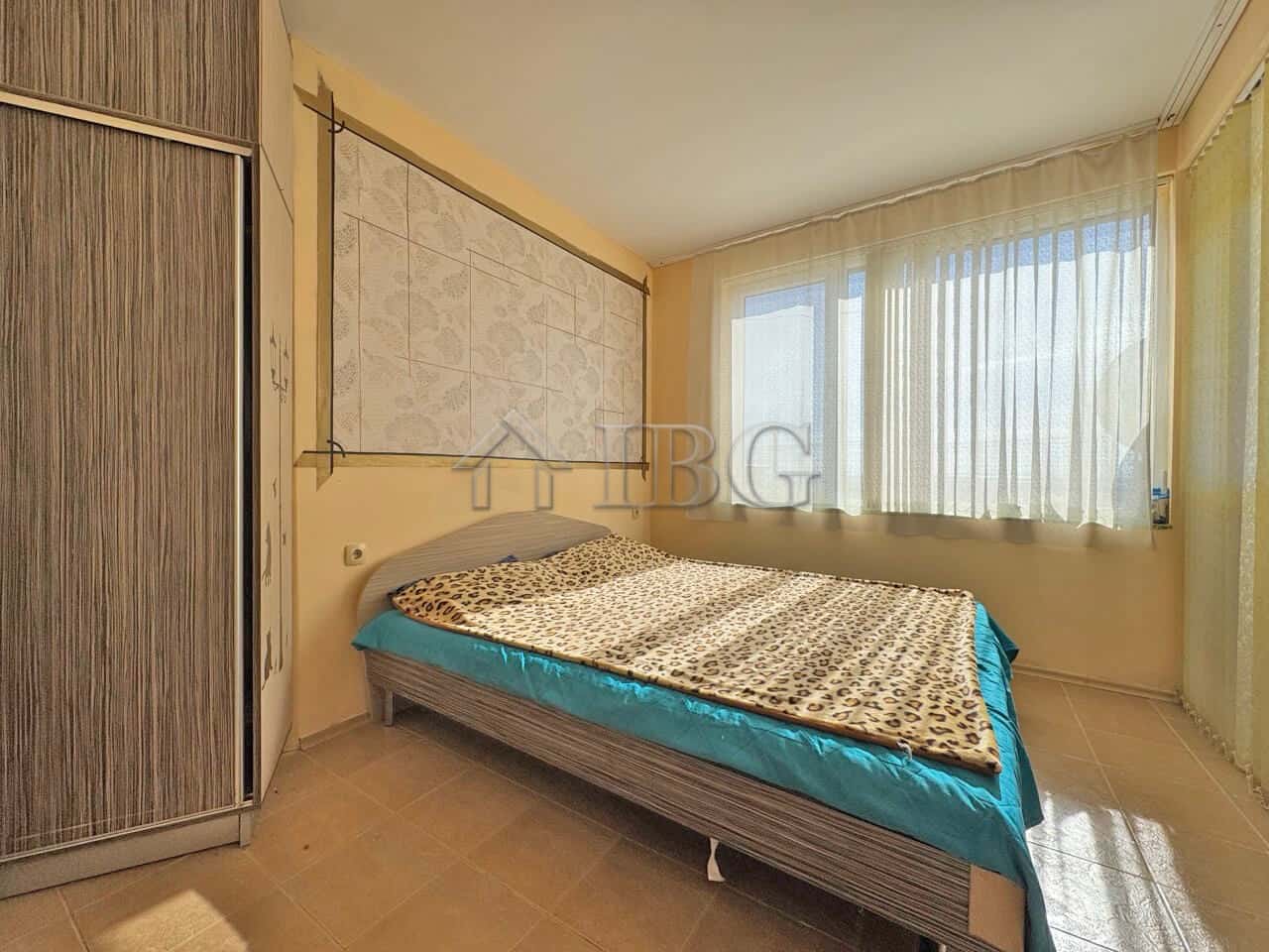 Sea view one-bedroom apartment in Anna Maria complex, Kosharitsa. Bright interior with large windows.