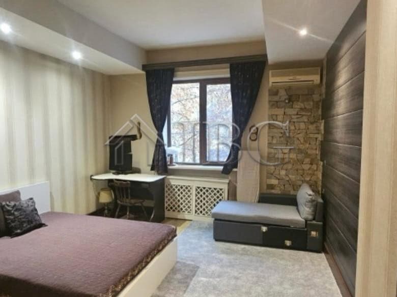 Cozy apartment for rent in the top center of Ruse with stylish interior and natural light.