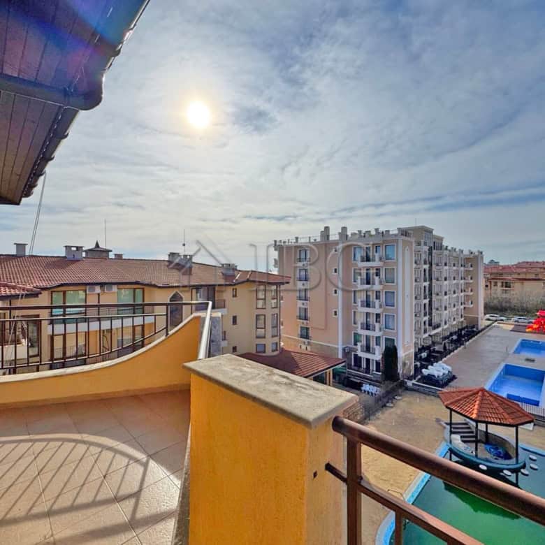 Bright one-bedroom apartment in Aqua Dreams, Sveti Vlas with balcony overlooking the pool and surrou.