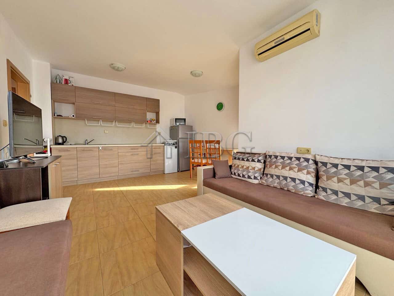 Bright apartment with modern furnishings in Aqua Dreams, Sveti Vlas. Perfect for comfortable seaside.
