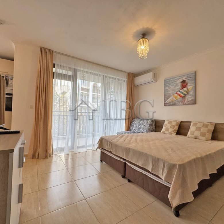 Bright studio apartment with modern furnishings, large windows, and balcony views in Sveti Vlas. Per.