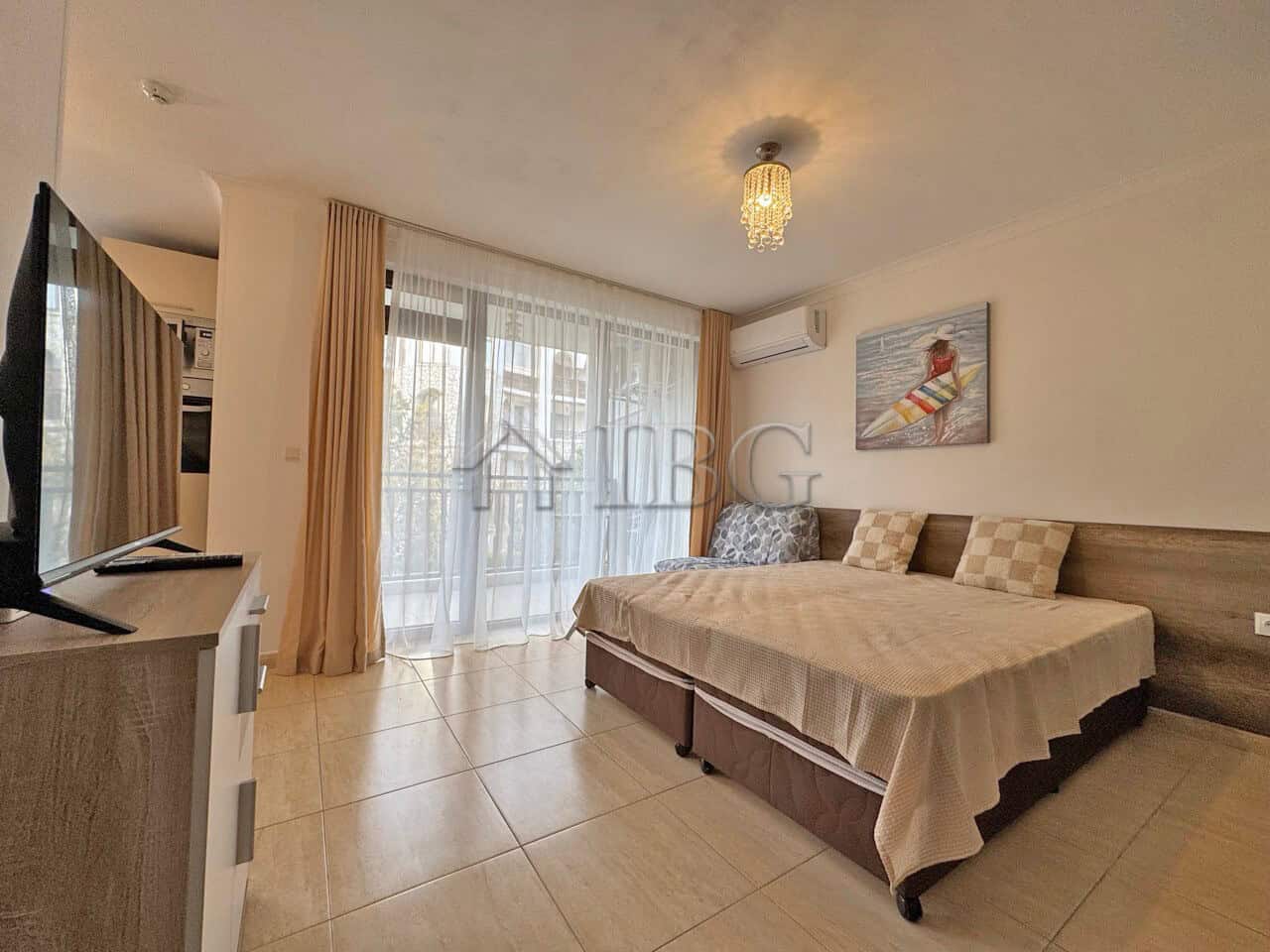 Bright studio apartment with modern furnishings, large windows, and balcony views in Sveti Vlas. Per.