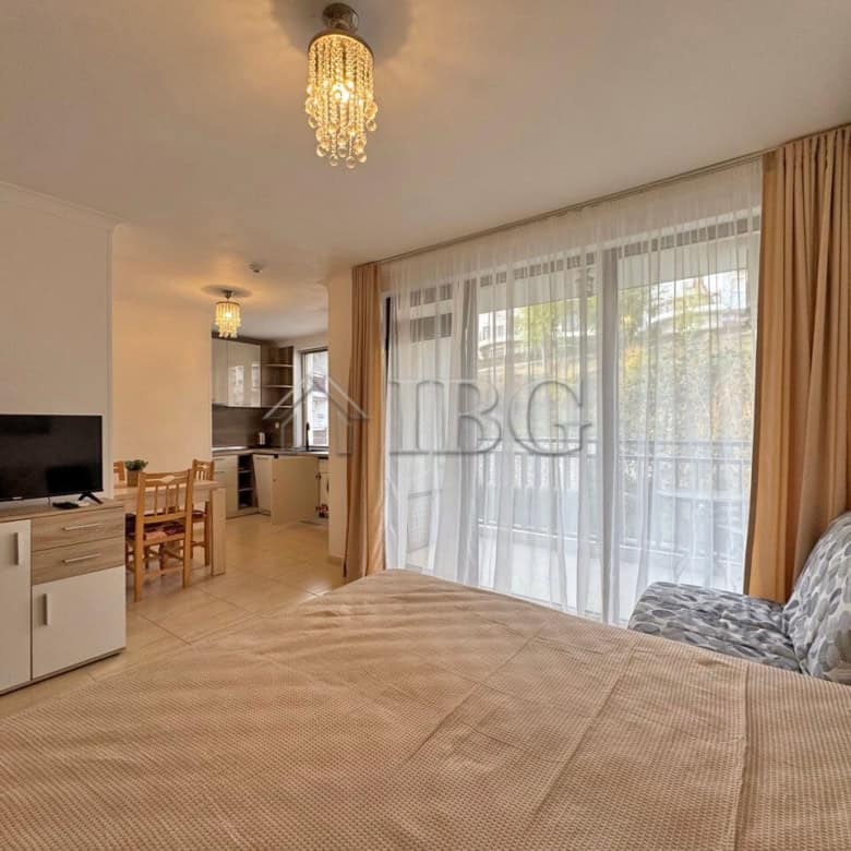 Bright studio apartment with modern furnishings close to the beach and Marina Dinevi in Sveti Vlas.