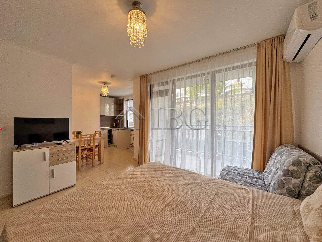 Bright studio apartment with modern furnishings close to the beach and Marina Dinevi in Sveti Vlas.