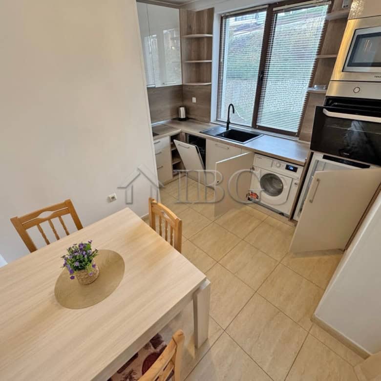 Bright studio apartment with modern kitchen and laundry area, close to the beach and Marina Dinevi i.