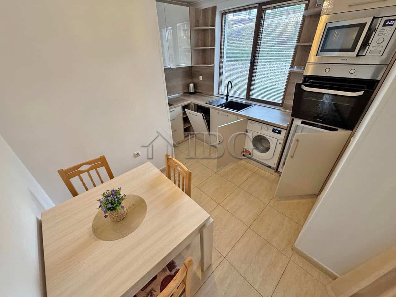 Bright studio apartment with modern kitchen and laundry area, close to the beach and Marina Dinevi i.
