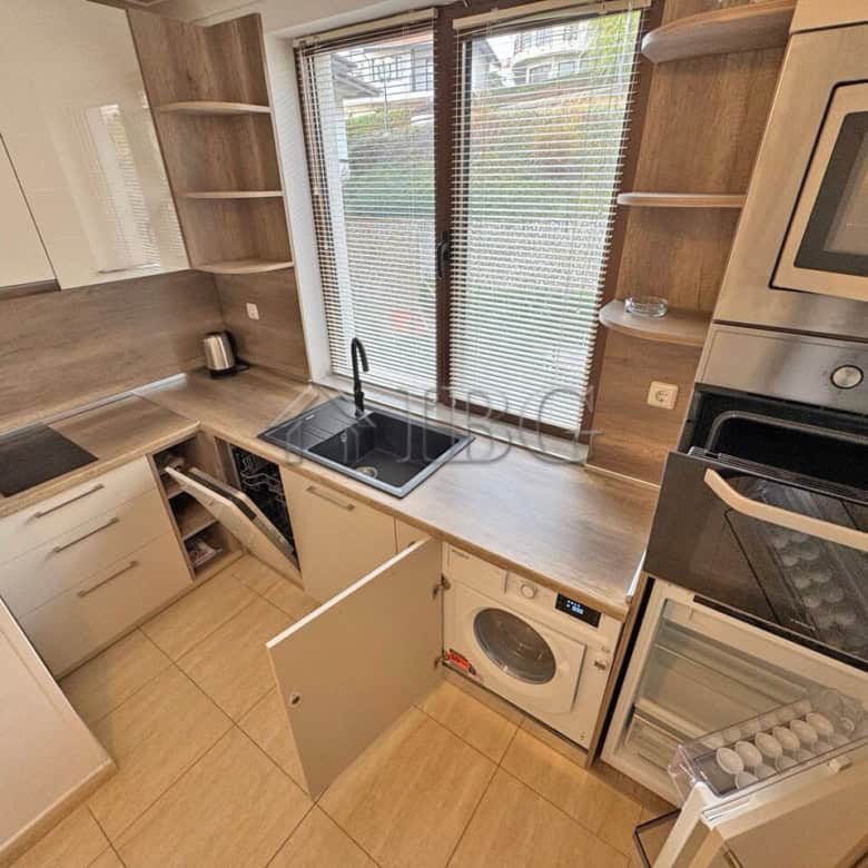 Bright studio apartment near the beach and Marina Dinevi in Sveti Vlas. Modern kitchen with applianc.