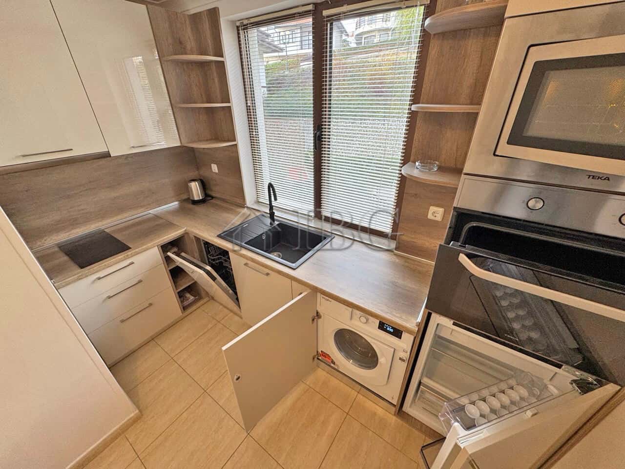 Bright studio apartment near the beach and Marina Dinevi in Sveti Vlas. Modern kitchen with applianc.