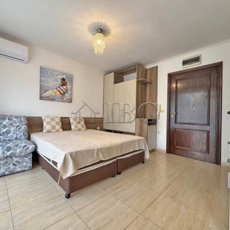 Bright studio apartment near the beach and marina Dinevi in Sveti Vlas. Perfect for investment or ho.