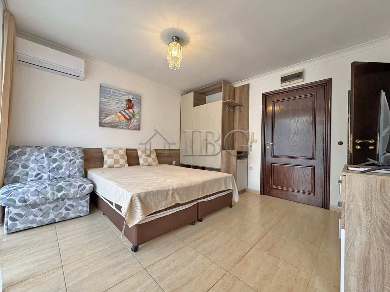 Bright studio apartment near the beach and marina Dinevi in Sveti Vlas. Perfect for investment or ho.