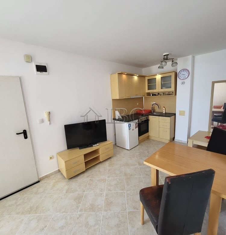 Bright one-bedroom apartment with garden access in Sunset Kosharitsa. Modern interior, open-plan kit.