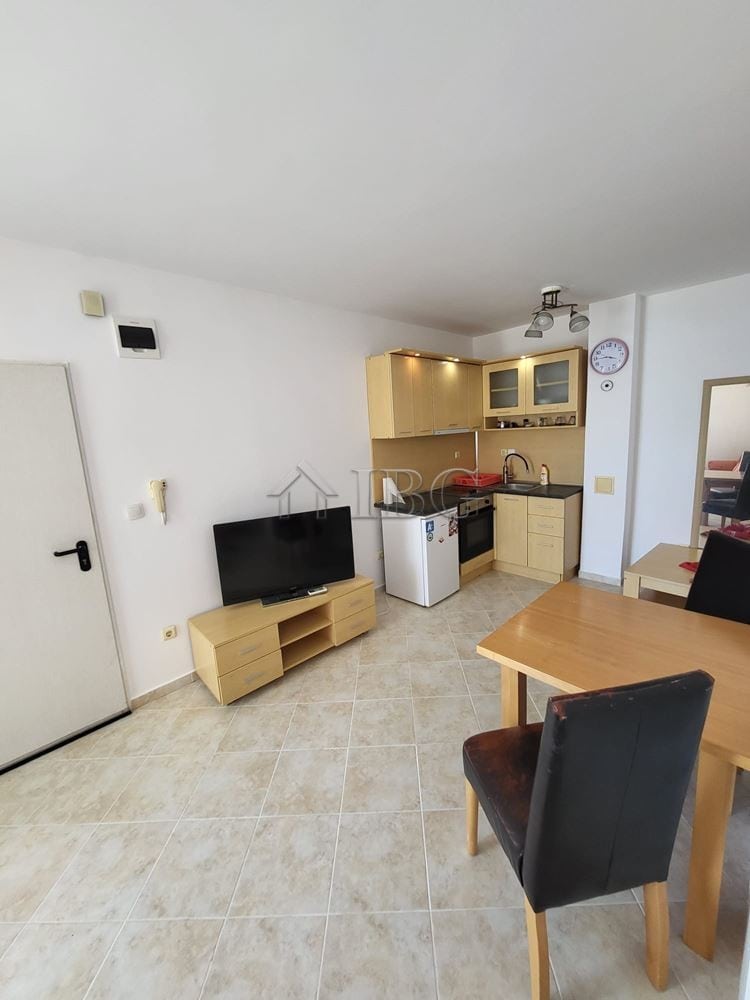 Bright one-bedroom apartment with garden access in Sunset Kosharitsa. Modern interior, open-plan kit.