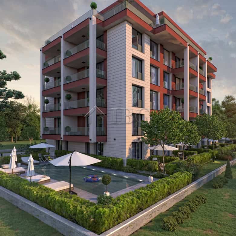Spacious 1-bedroom apartment with private garden in Sunny View Central, Block 7, featuring contempor.