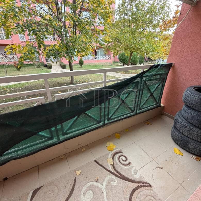 Bright 2-bedroom apartment overlooking park and tennis courts.