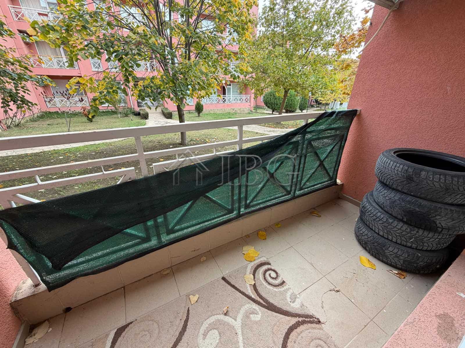 Bright 2-bedroom apartment overlooking park and tennis courts.