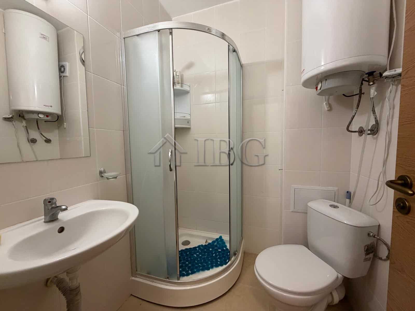 Bright 2-bedroom apartment overlooking park and tennis courts, perfect for sunny beach living.