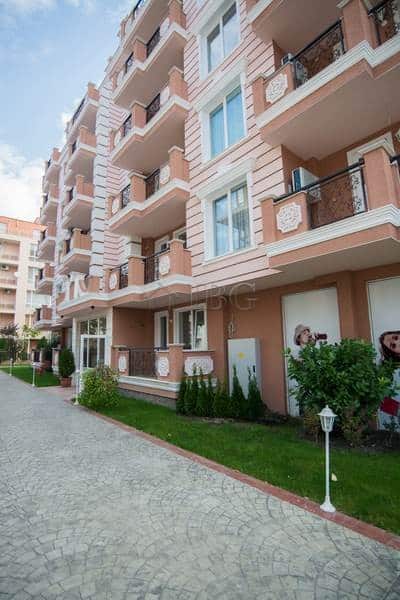 Bright 1-bedroom apartment overlooking the pool in Sunny Beach. Perfect for relaxing holidays or inv.