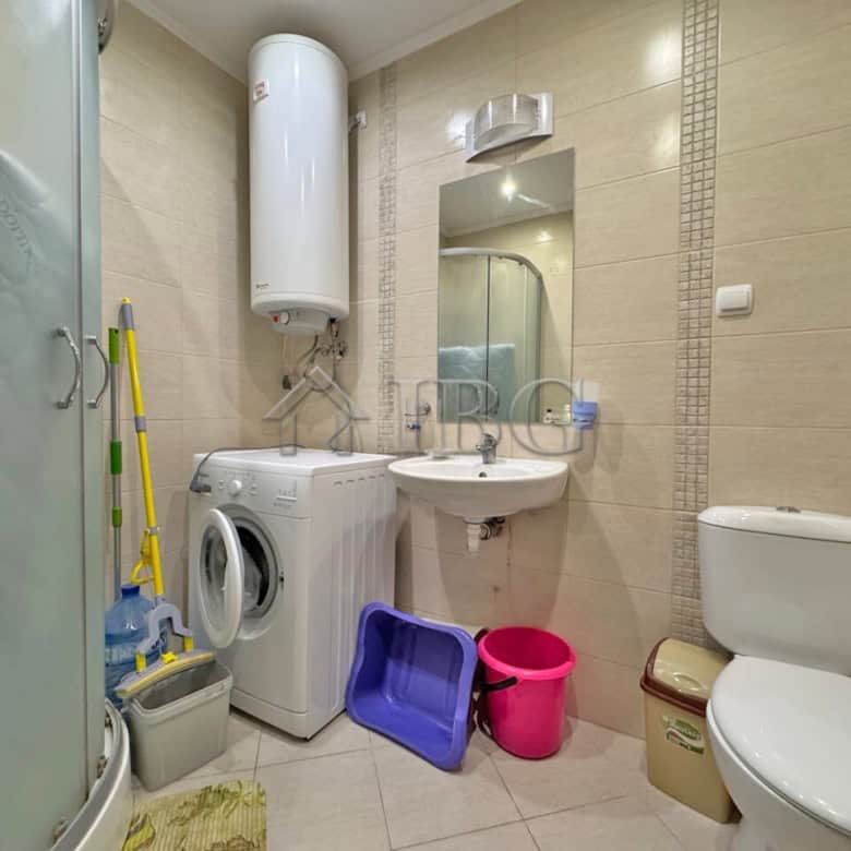 Cozy 1-bedroom apartment featuring a pool view, modern bathroom, and essential amenities in Sunny Be.