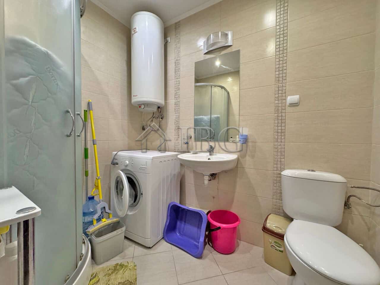 Cozy 1-bedroom apartment featuring a pool view, modern bathroom, and essential amenities in Sunny Be.