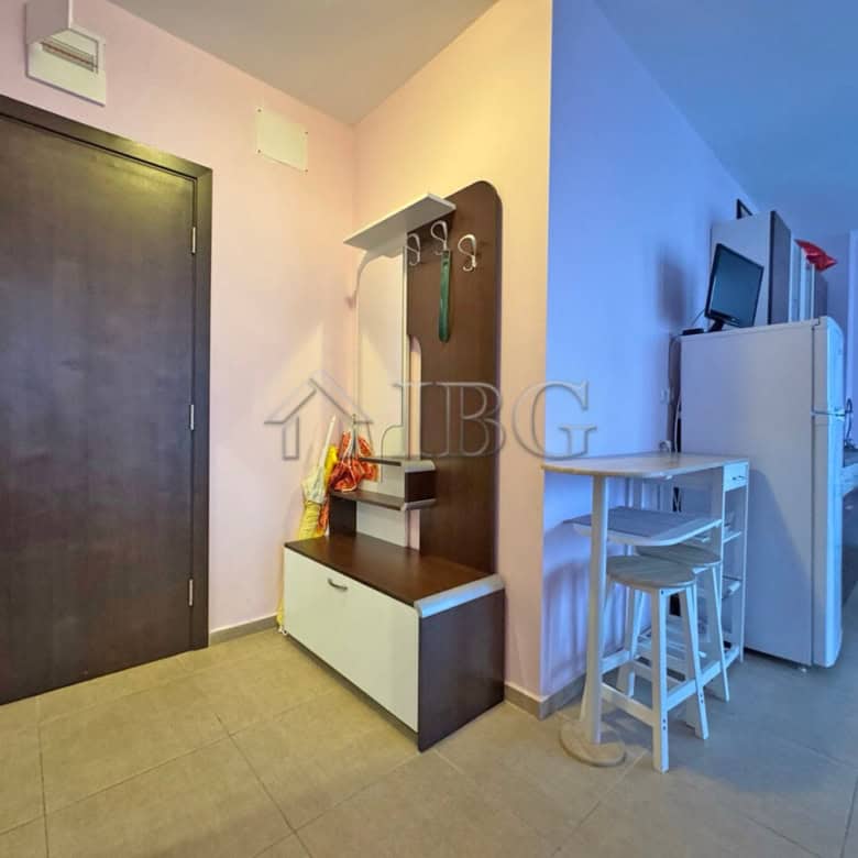Bright 1-bedroom apartment overlooking the pool in Sunny Beach, perfect for relaxing holidays. Moder.