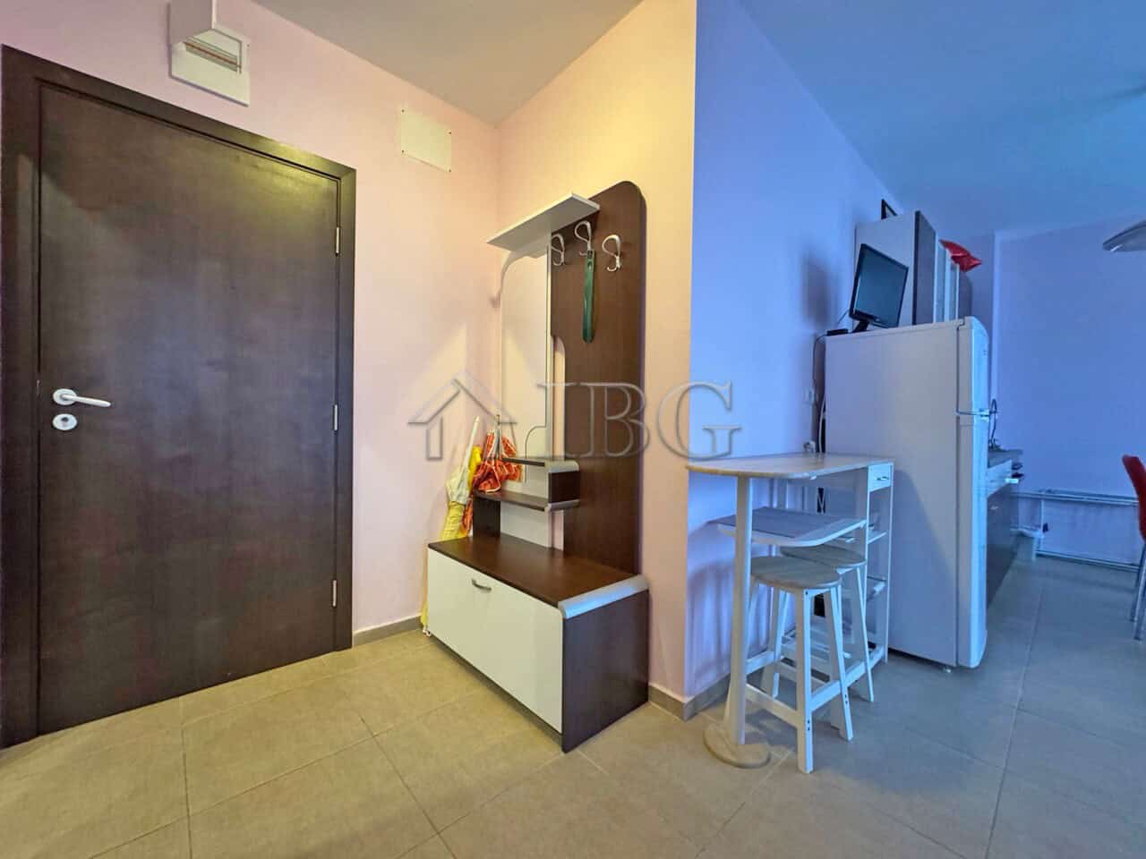 Bright 1-bedroom apartment overlooking the pool in Sunny Beach, perfect for relaxing holidays. Moder.