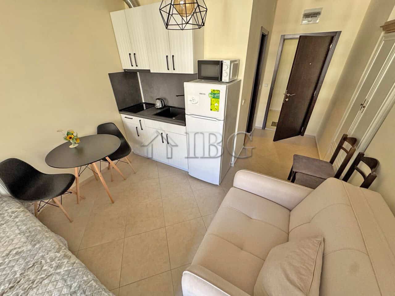 Cozy studio apartment with kitchenette, seating area, and modern decor at Cascadas Family Resort in.