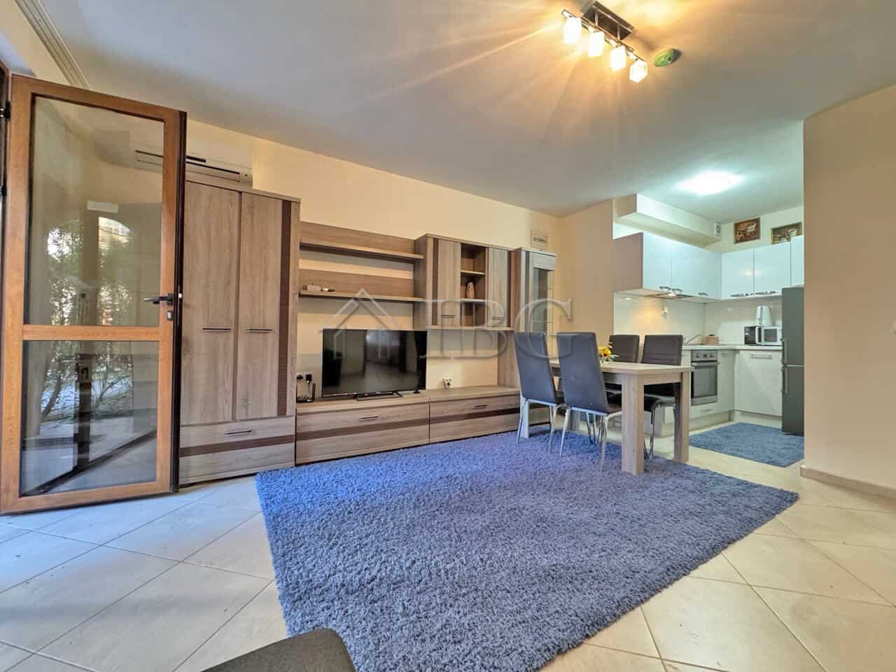 Bright living room with open kitchen and dining area in Cascadas Family Resort.
