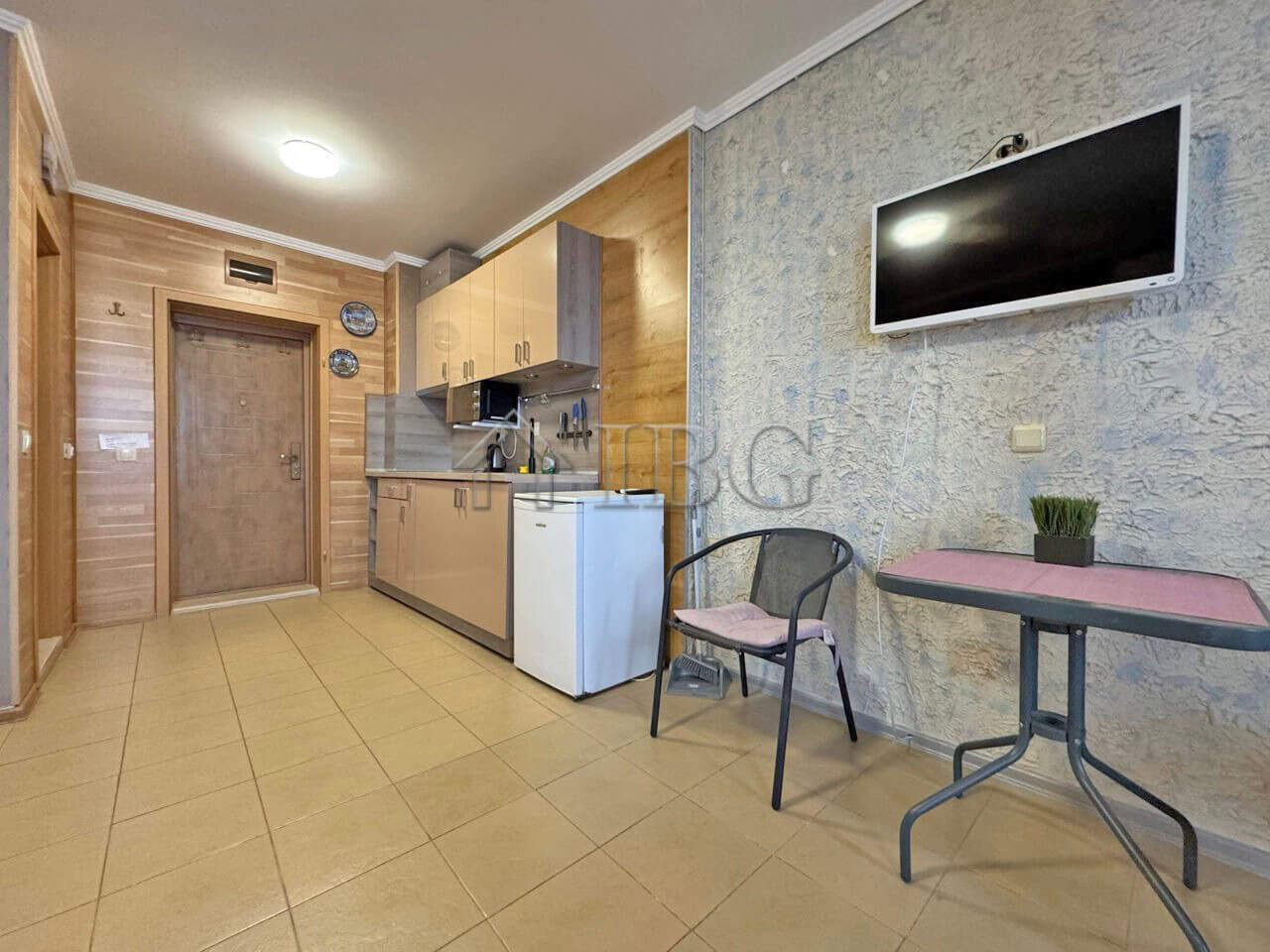 Bright studio apartment in Diamond Bay, Sunny Beach with modern kitchen and living area. Perfect for.