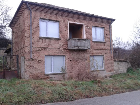 Old brick house with balcony in Stezherovo, Pleven Bulgaria, ideal for renovation.