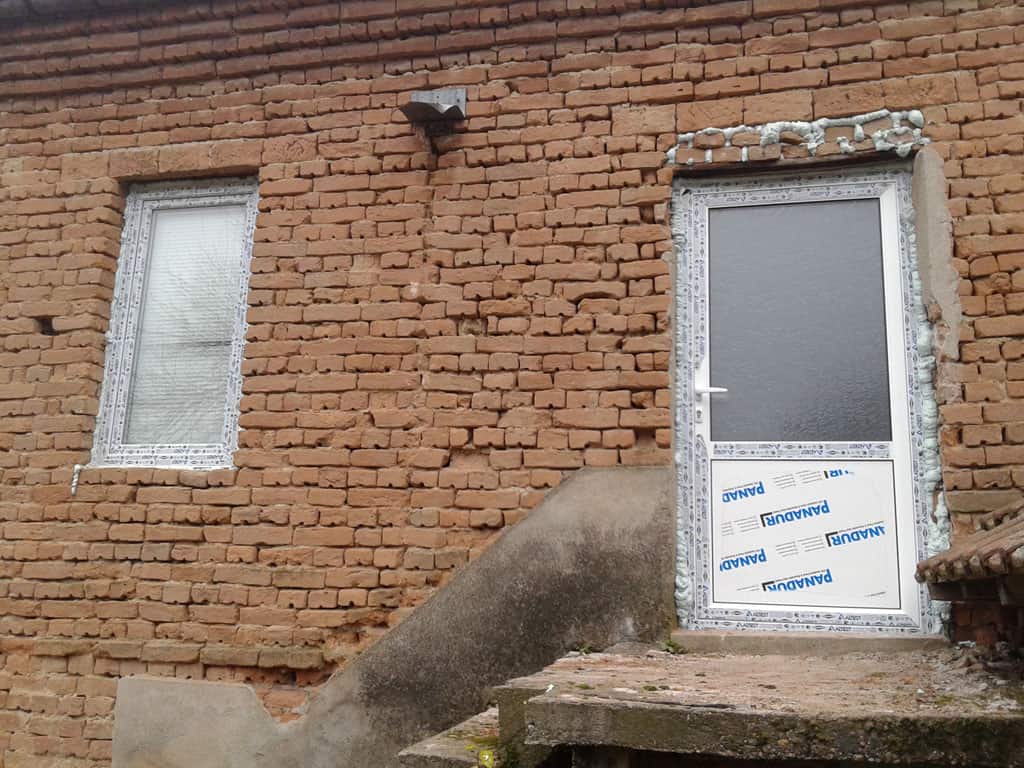 House for sale in Bulgaria with renovation potential, 3-bedroom property in Stezherovo, Pleven regio.