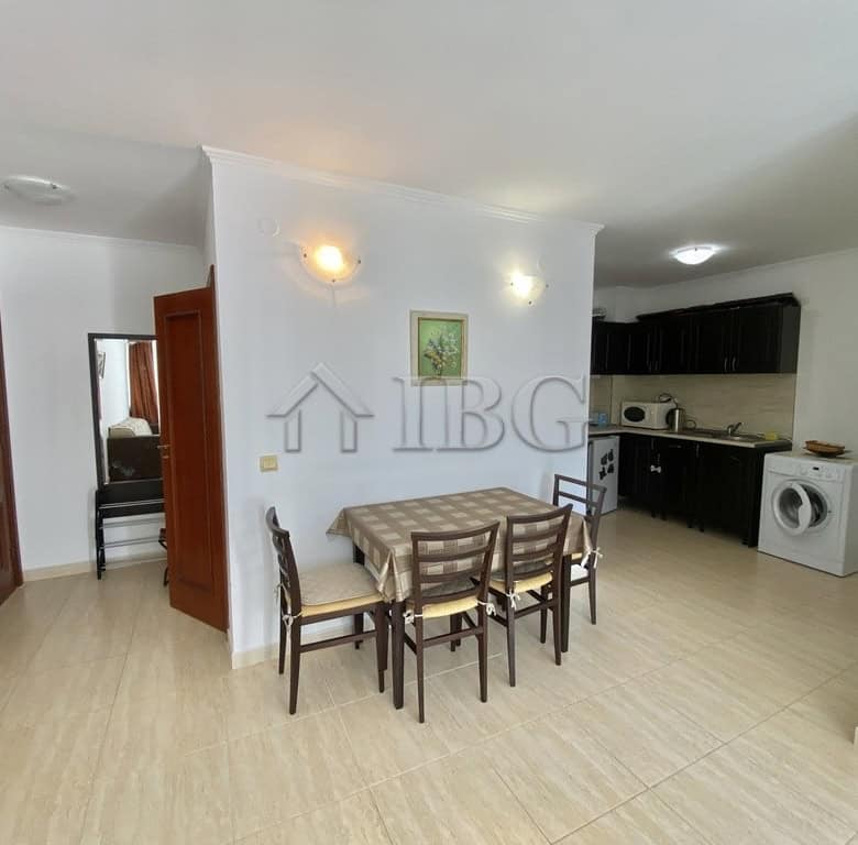 Spacious one-bedroom apartment overlooking the pool in Etara 1, Sveti Vlas. Modern interior with din.