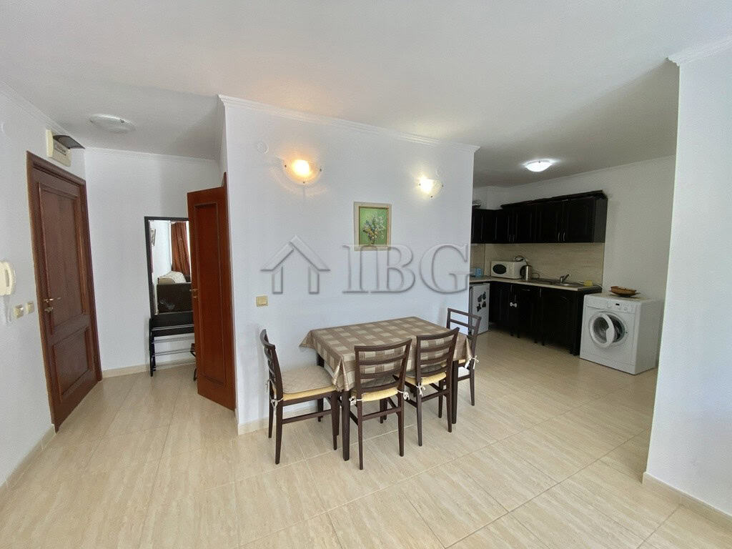 Spacious one-bedroom apartment overlooking the pool in Etara 1, Sveti Vlas. Modern interior with din.