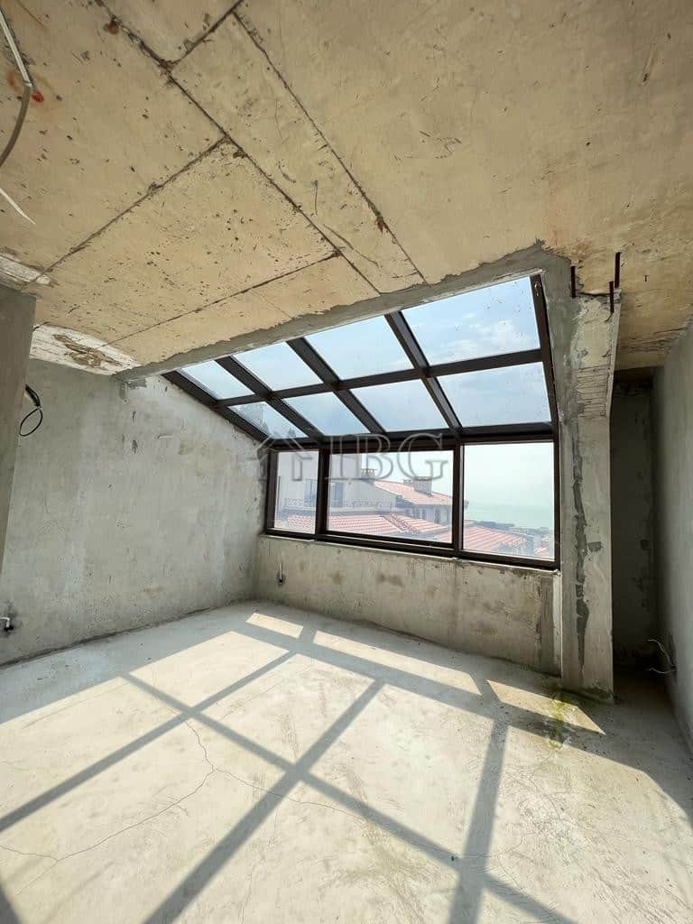 Unfinished 3-bedroom apartment with large windows and sea views in Sveti Vlas.
