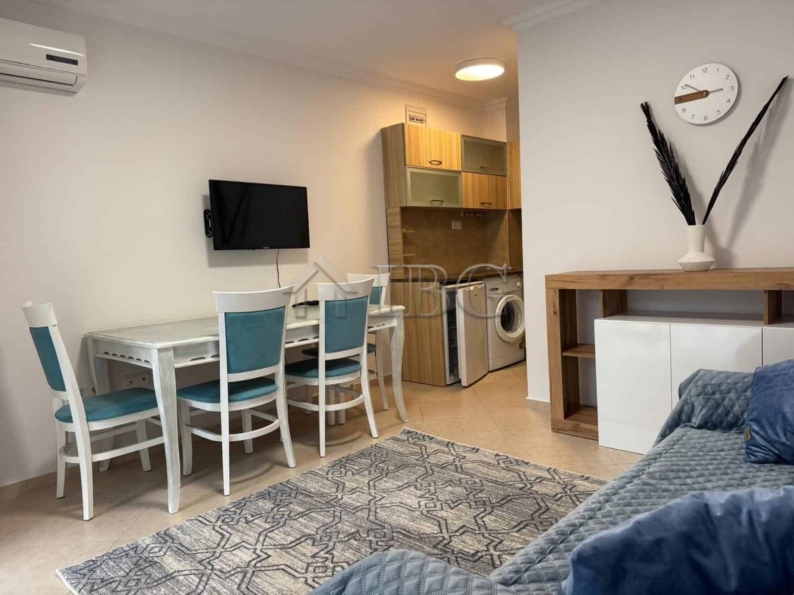 Bright studio apartment with balcony overlooking lush green yard in Cascadas Complex. Perfect for co.